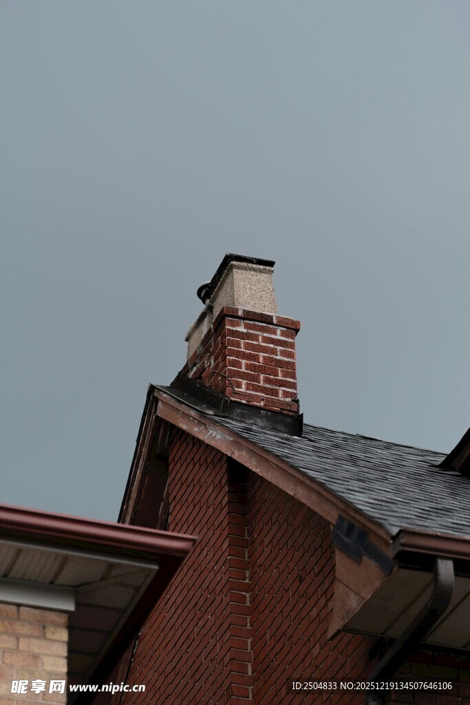 红砖屋顶上的砖砌烟囱