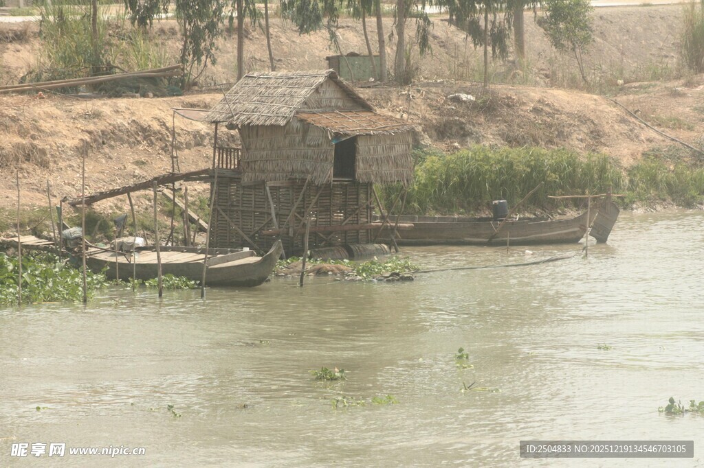 河畔小屋与停泊小船