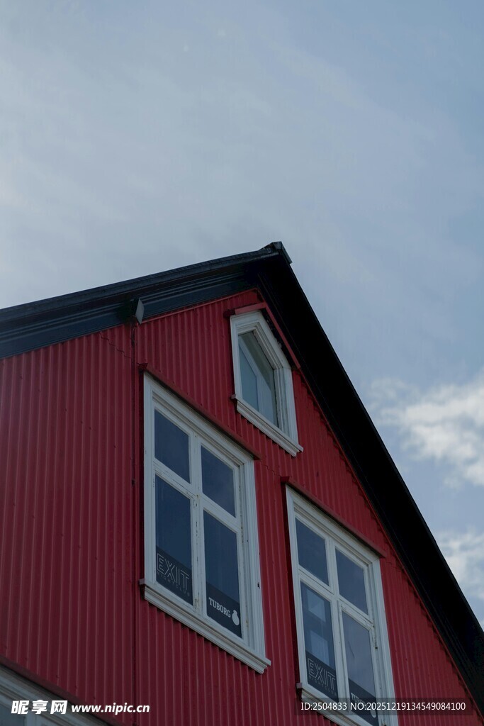 红色小屋的屋顶与窗户