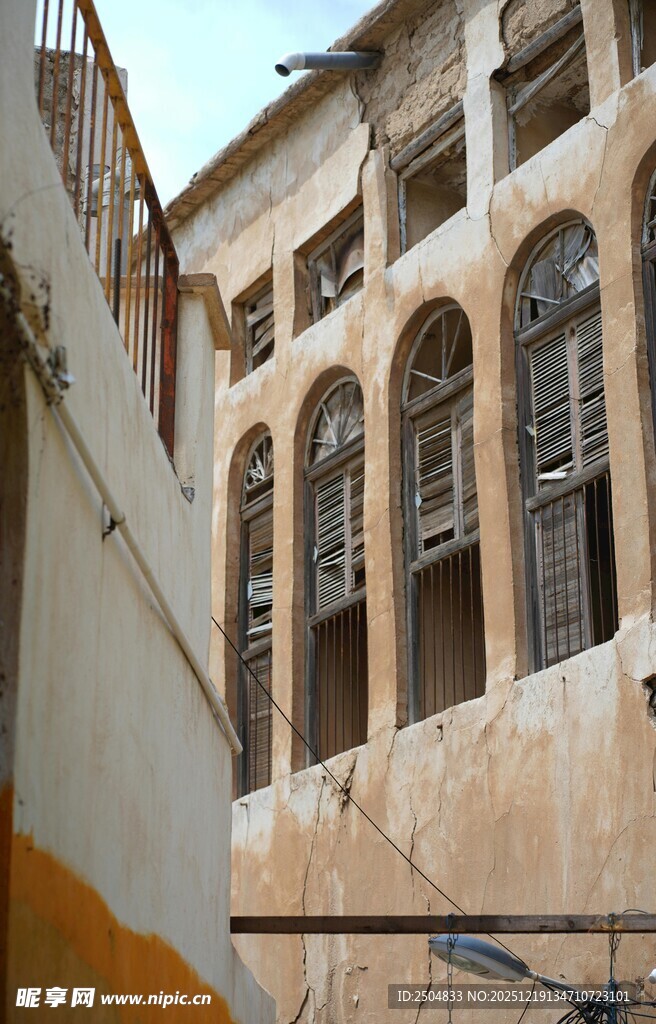 古老建筑的独特拱形窗户