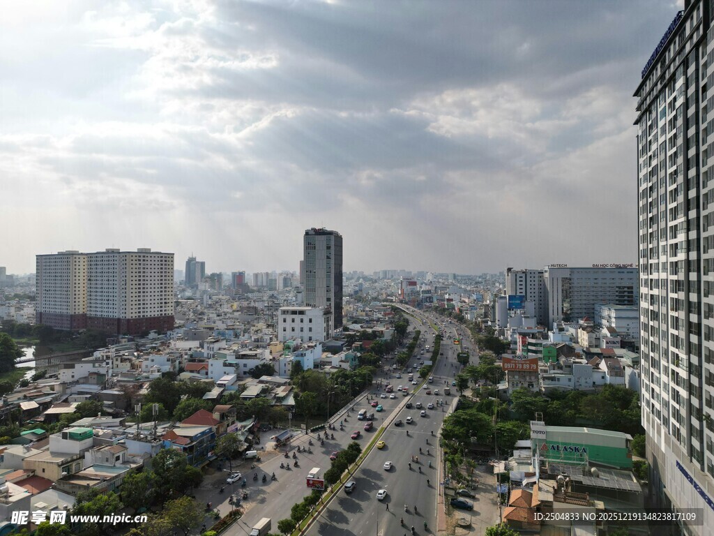 城市俯瞰 高楼与繁忙道路