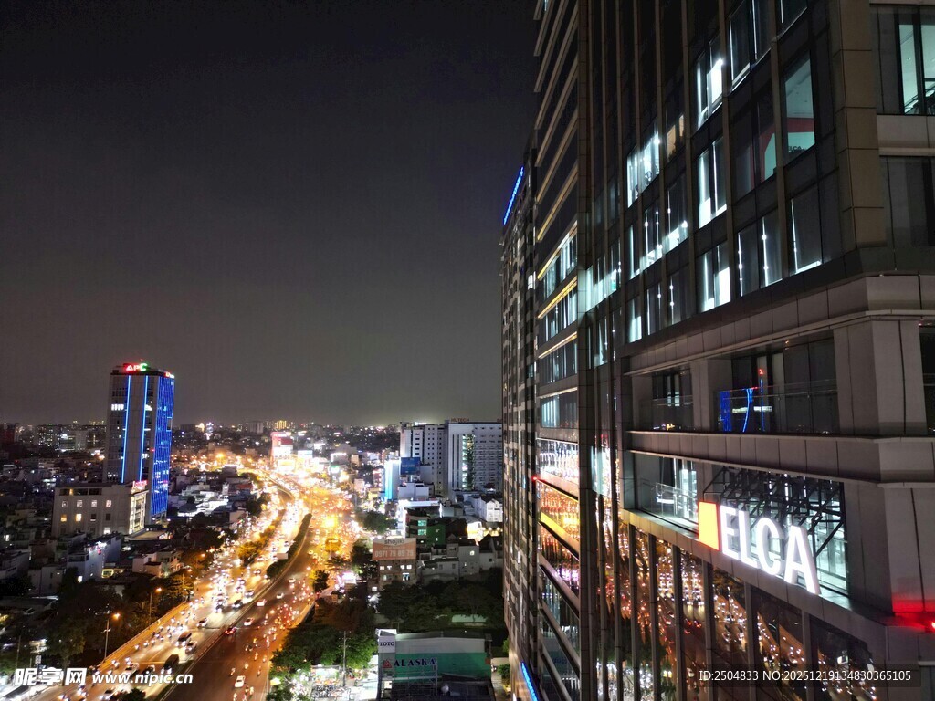 城市夜景中的繁华街道