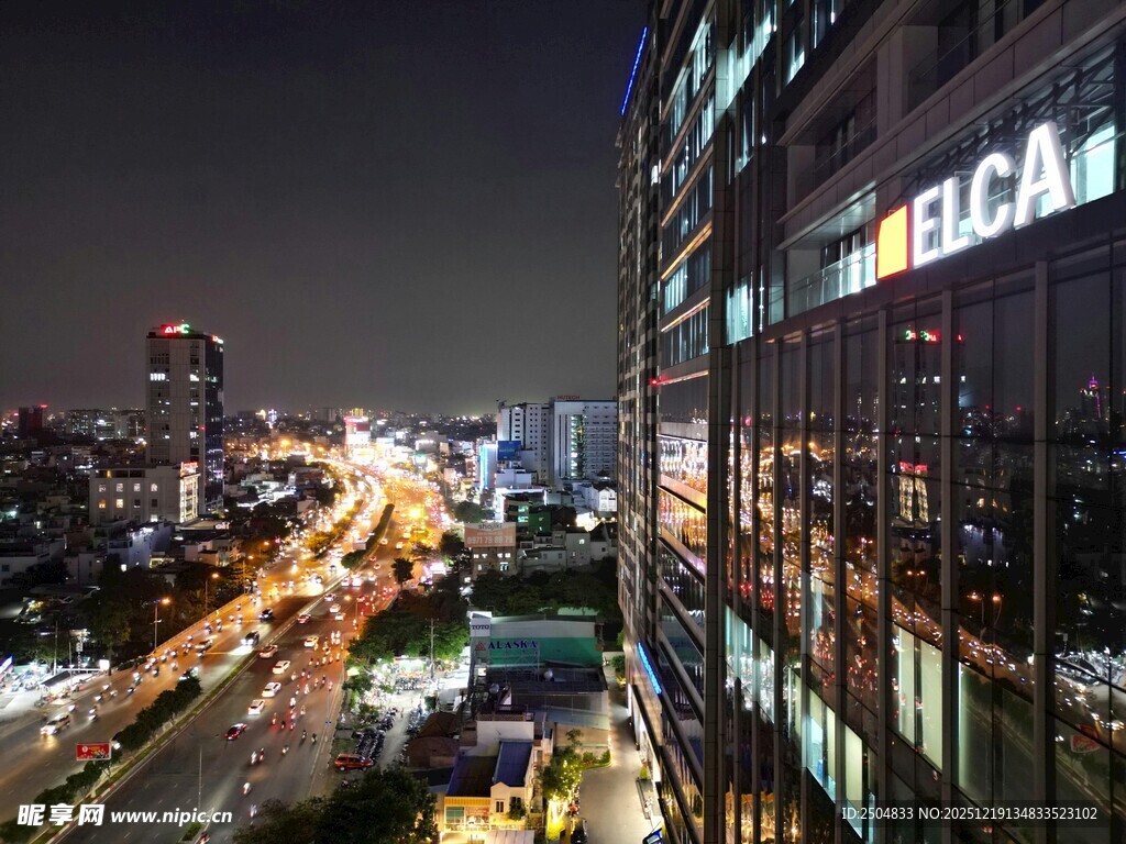 城市夜景中的璀璨高楼