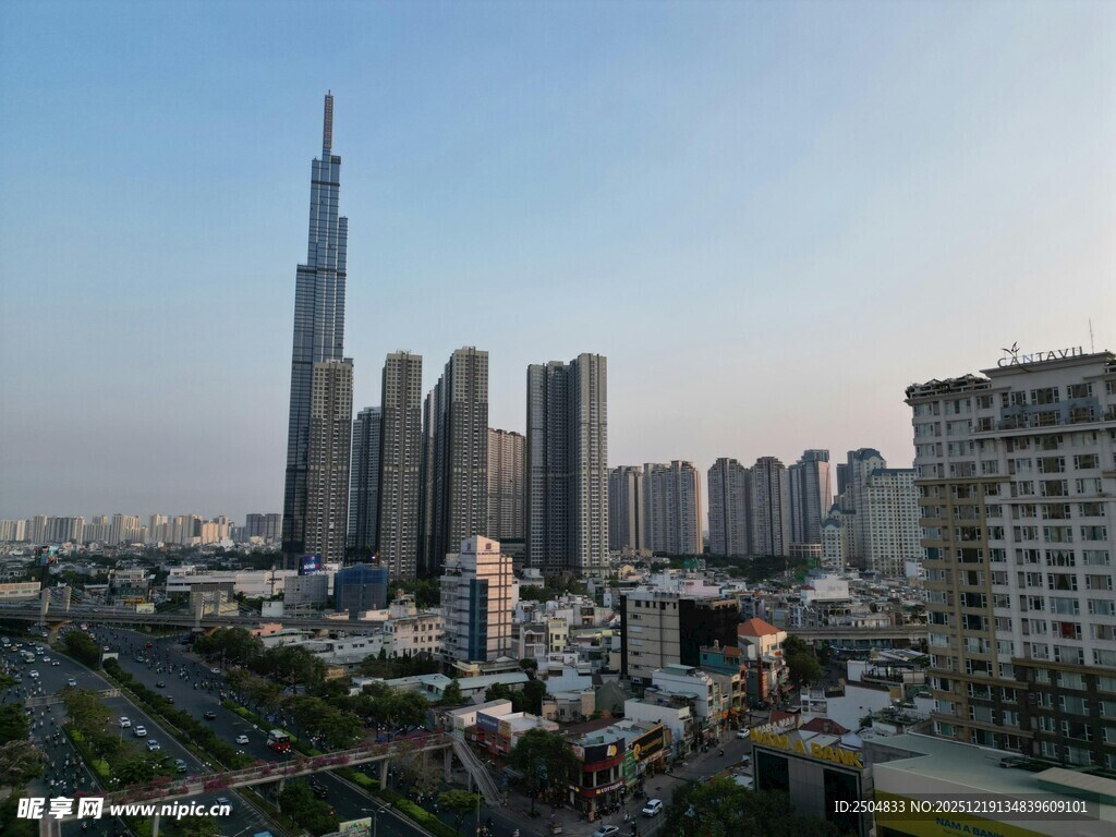 城市天际线中的摩天大楼