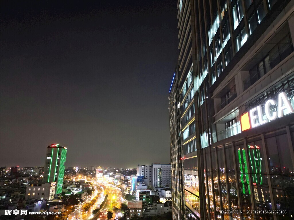 城市璀璨夜景高楼灯火