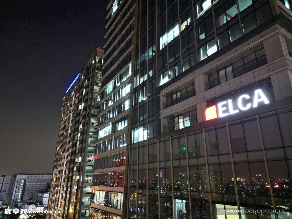 夜晚中的徕卡大楼