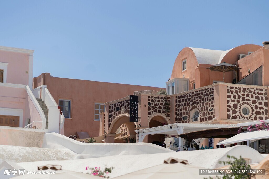  漠旁的特色建筑景观