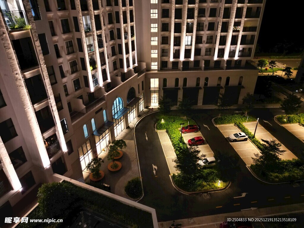 现代建筑夜景下的精致庭院