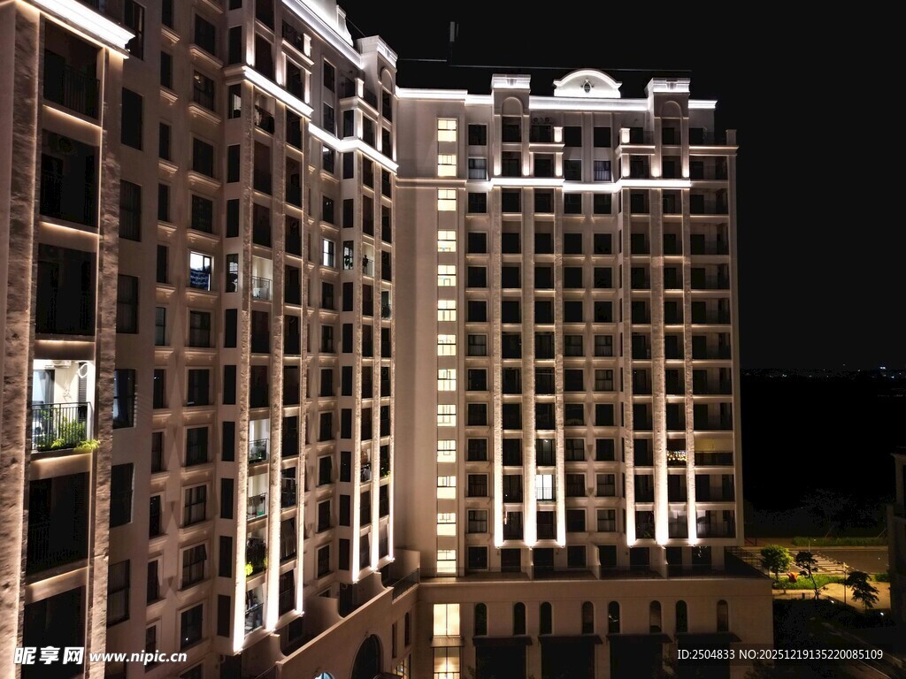 夜晚灯火璀璨的高层建筑物