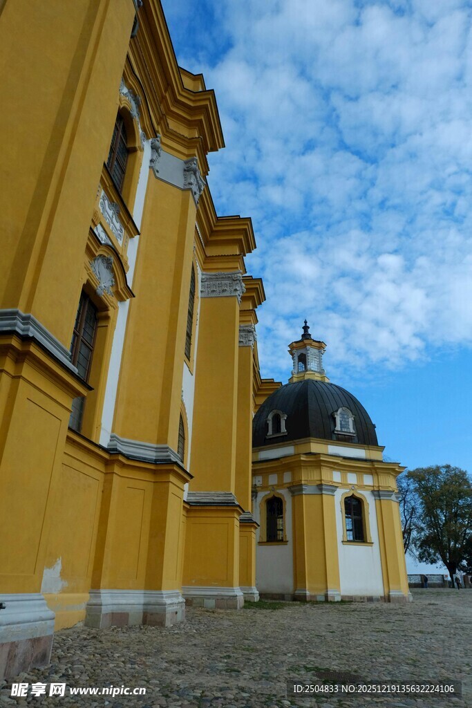 黄色古典建筑外观景致