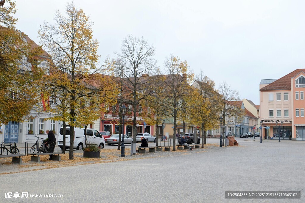 秋日宁静的欧式街道景象