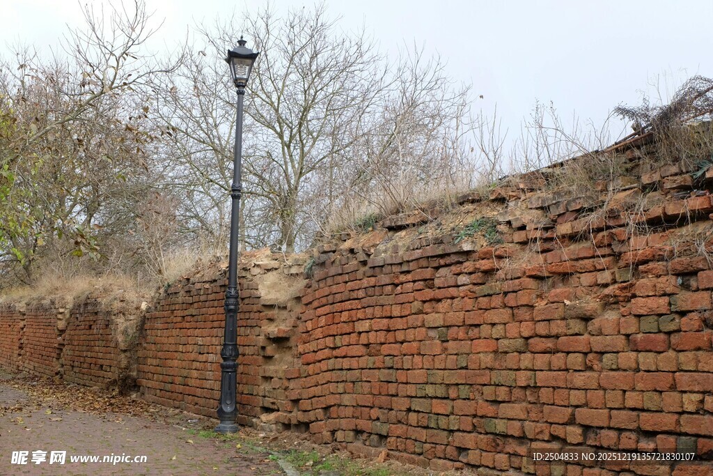 古老砖墙旁的路灯