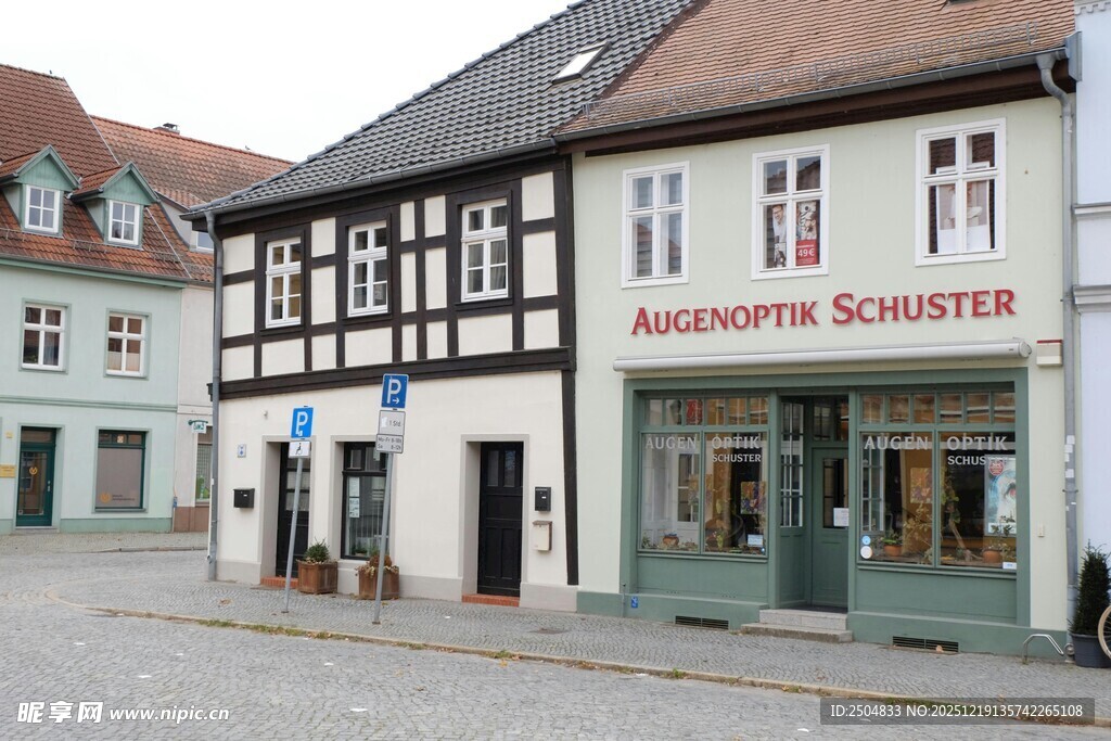  洲小镇街边的特色店铺