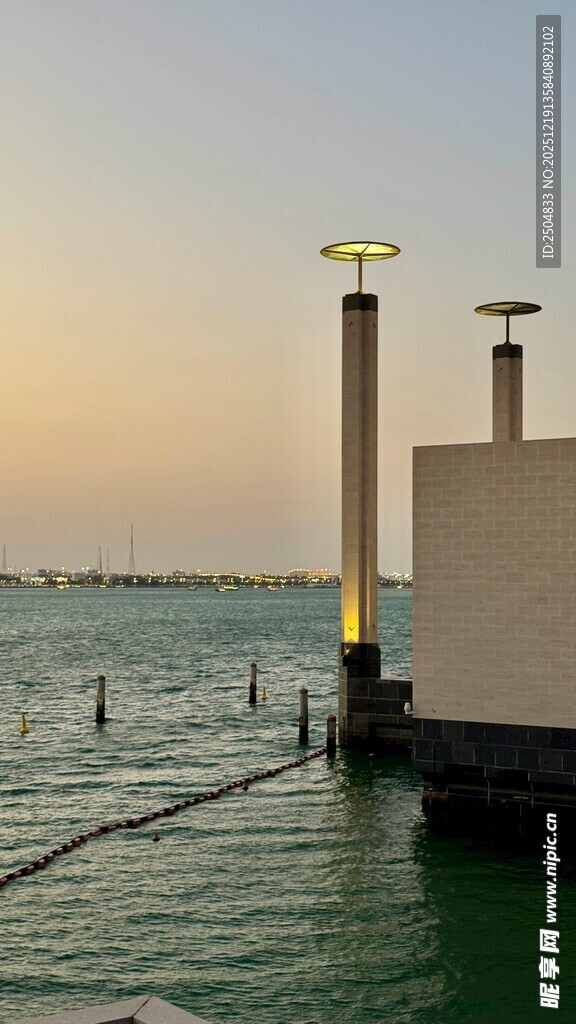 海滨码头的黄昏景致