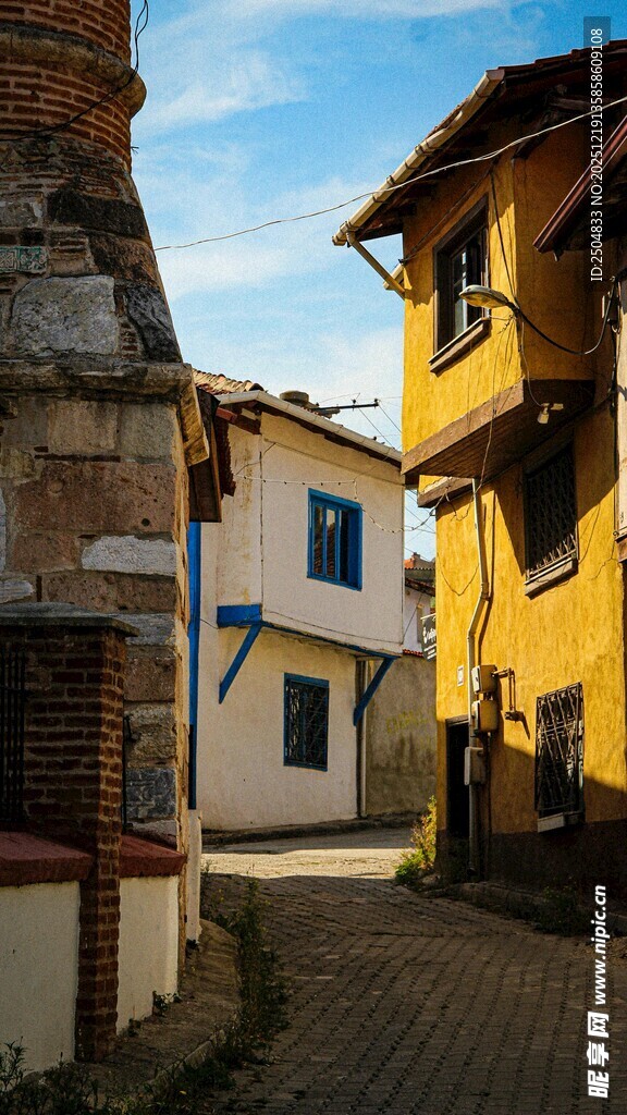 古朴小巷中的多彩 居