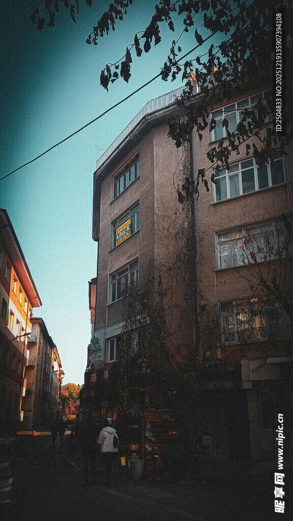 黄昏下的古朴街道建筑