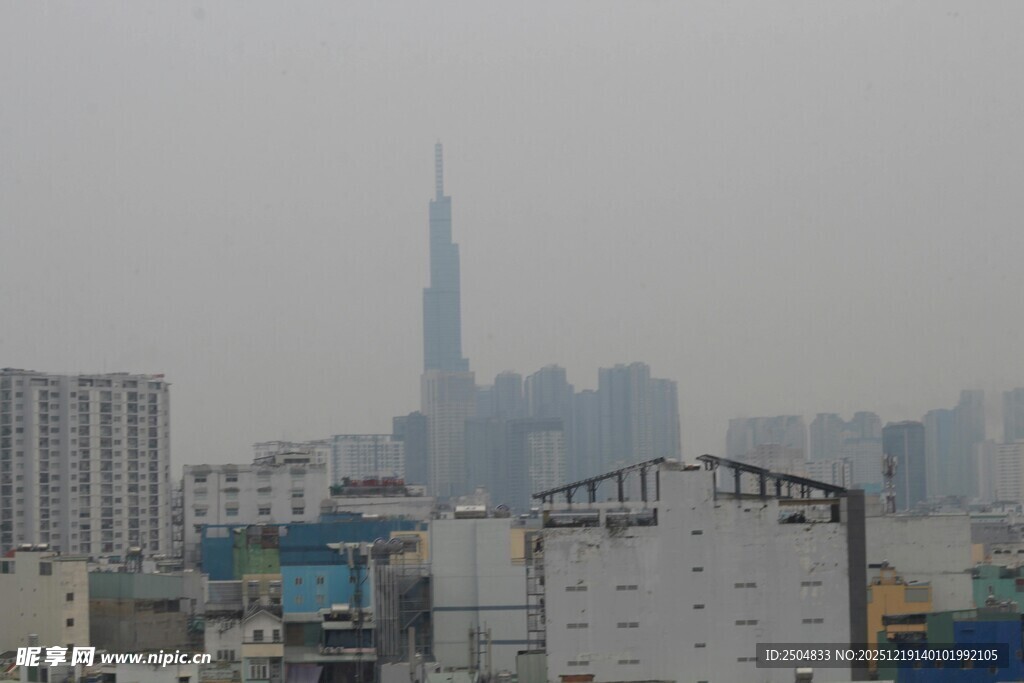 雾中城市高楼景观