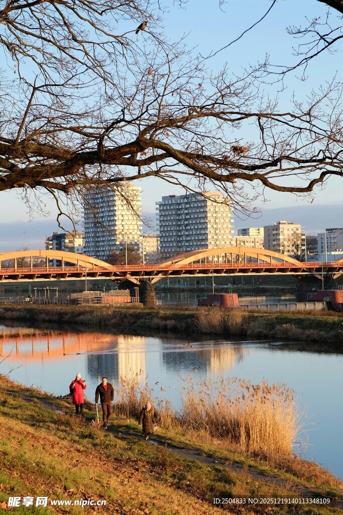 河畔城市风光 静谧美好