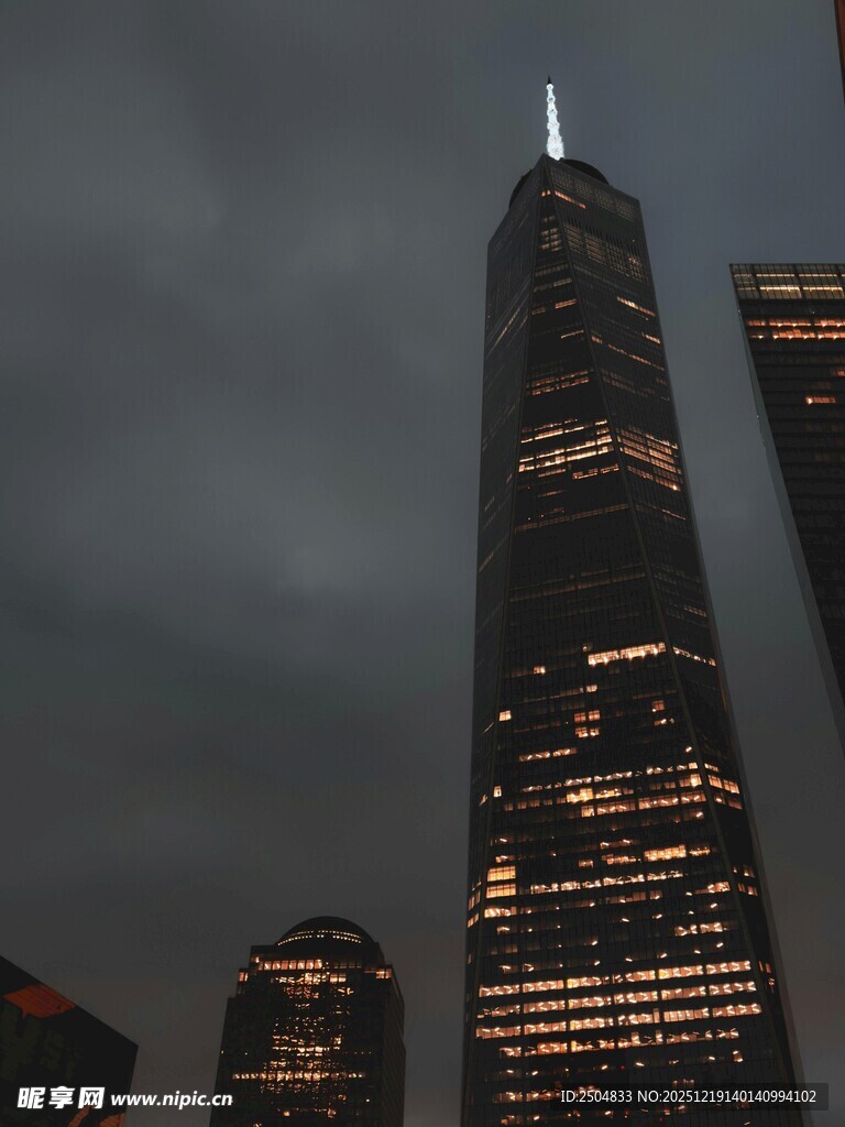 夜幕下的摩天大楼