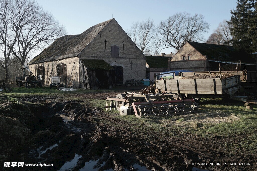 乡村小屋旁的宁静景致
