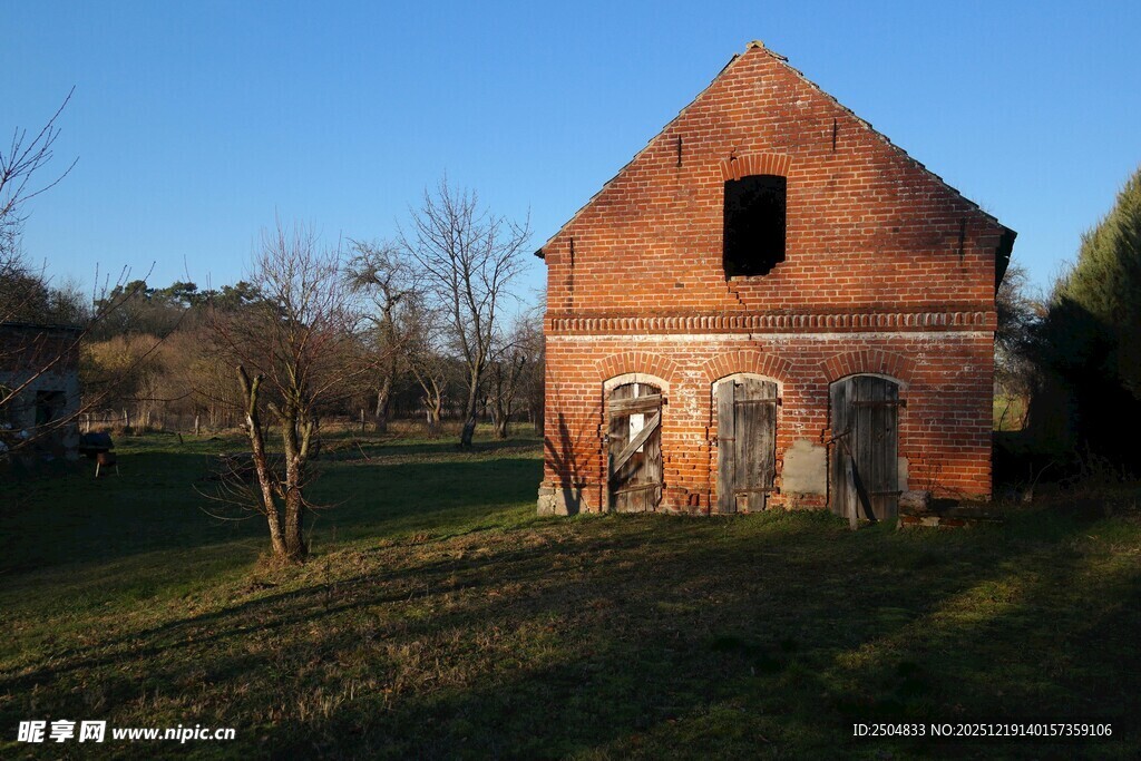 乡村红顶小屋 静谧时光