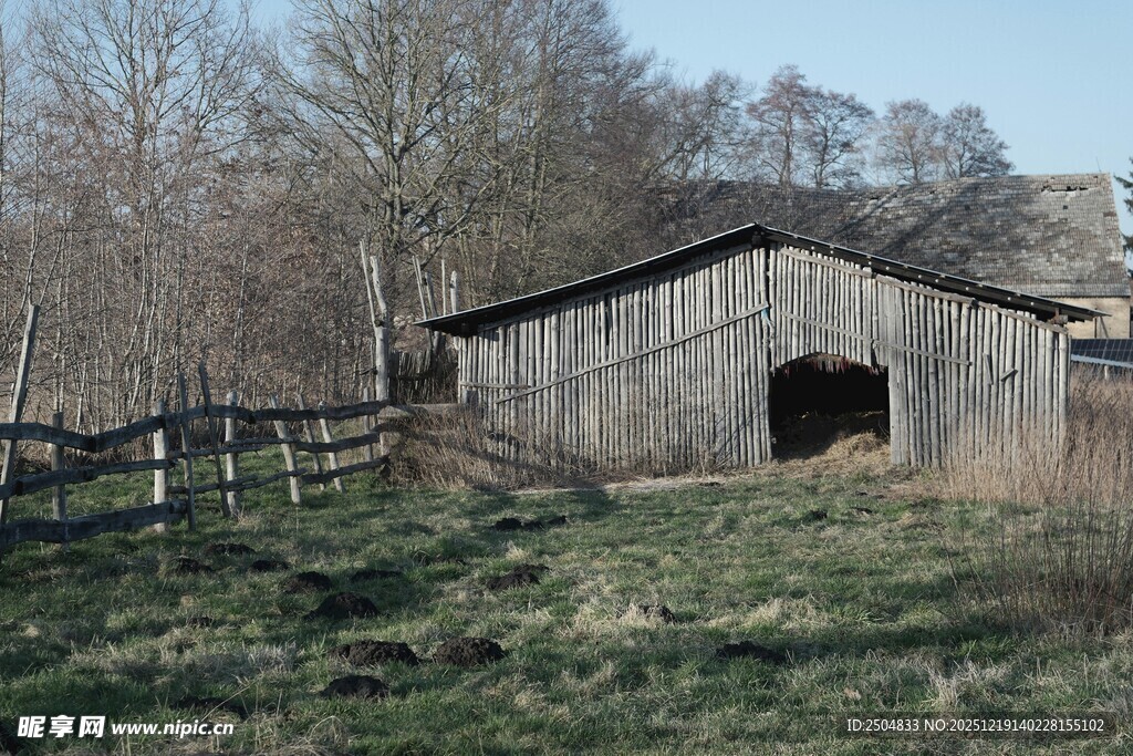 乡村旧木棚 宁静田园景