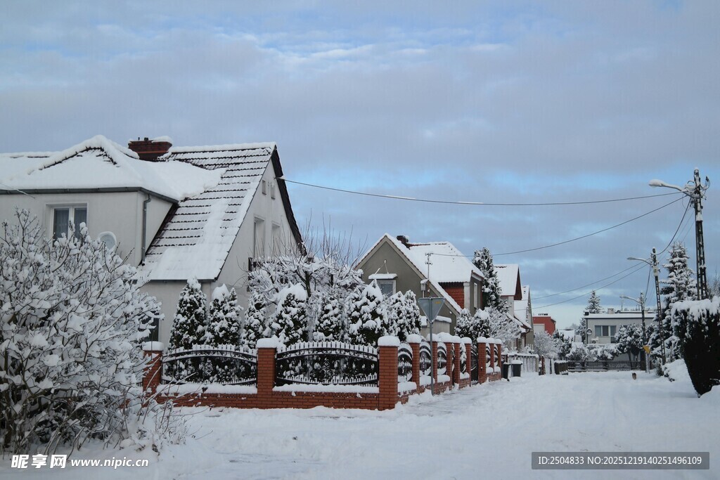 冬日雪后宁静的街道景象