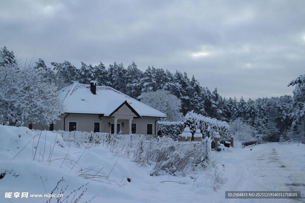 冬日雪覆小屋的静谧景象