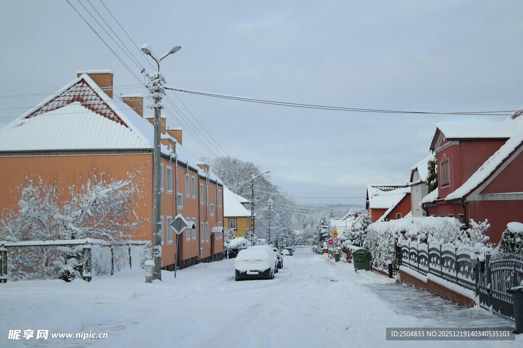 冬日雪后宁静的乡村街道