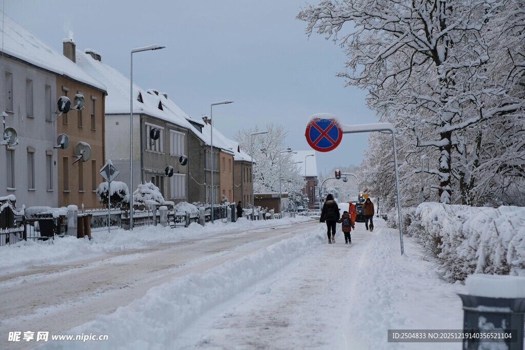冬日雪后街道行人景象