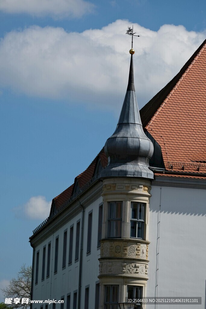 欧式尖顶建筑一角