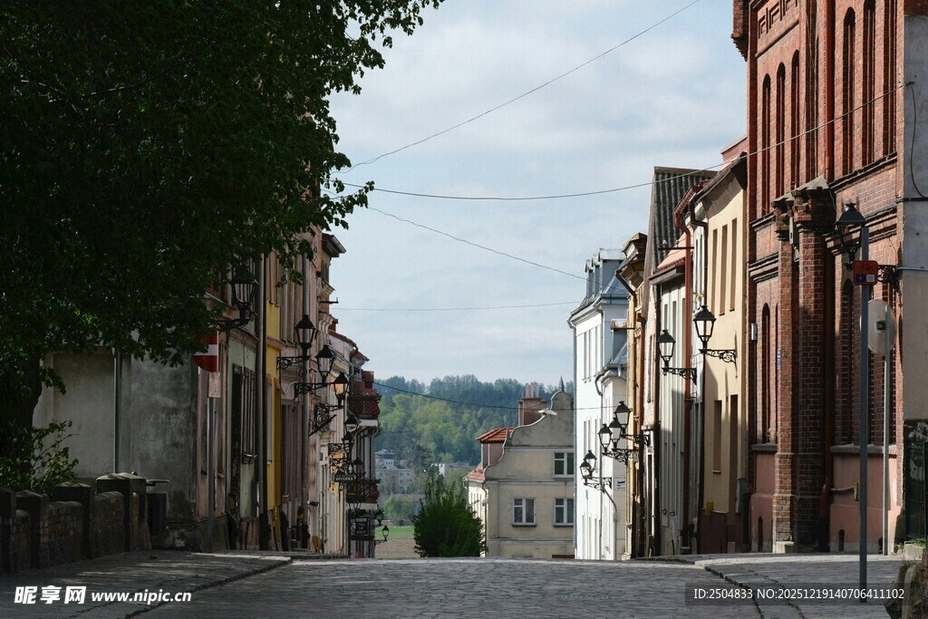 宁静街道旁的古朴建筑