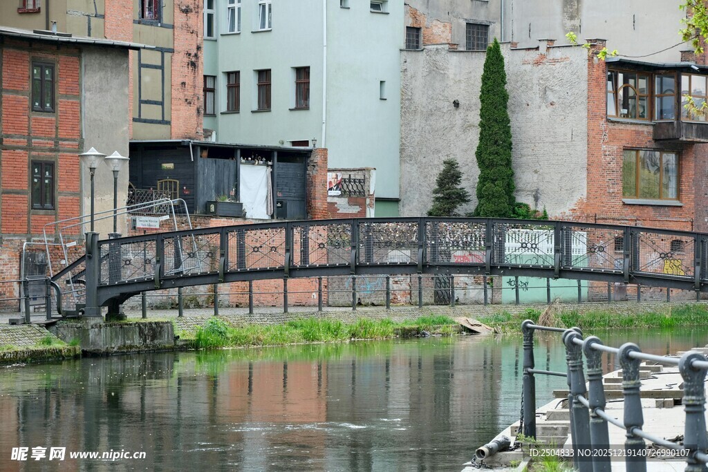 河畔桥梁与多彩建筑景观
