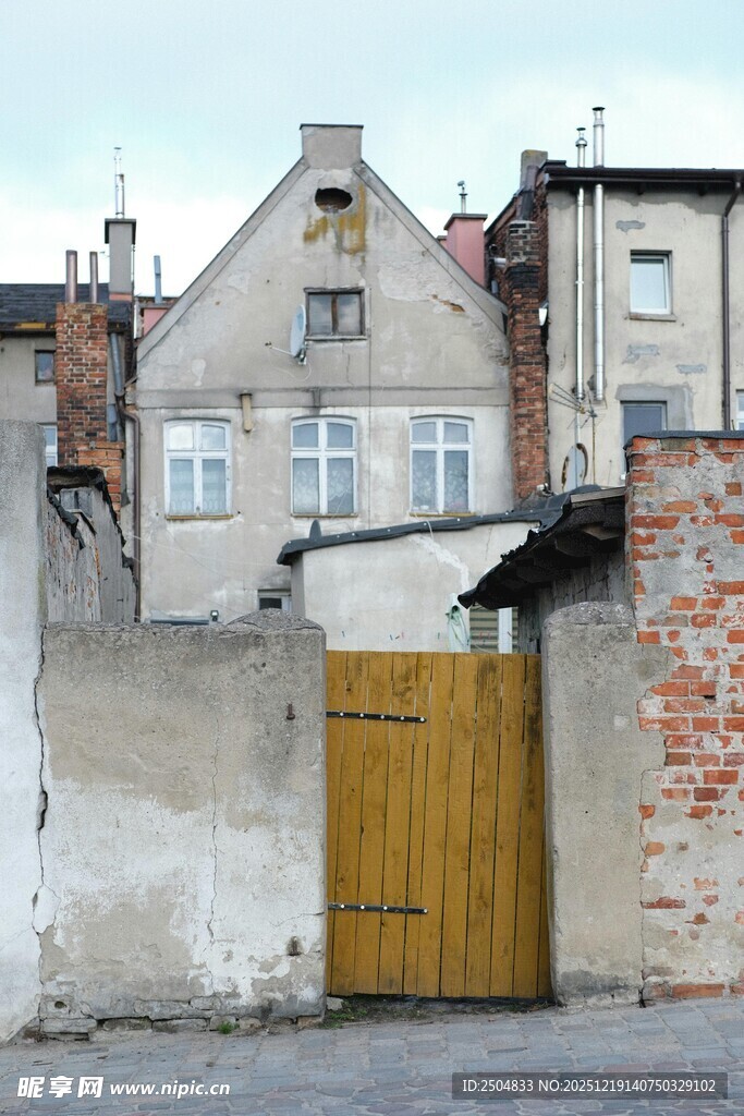 老旧房屋旁的黄色木门