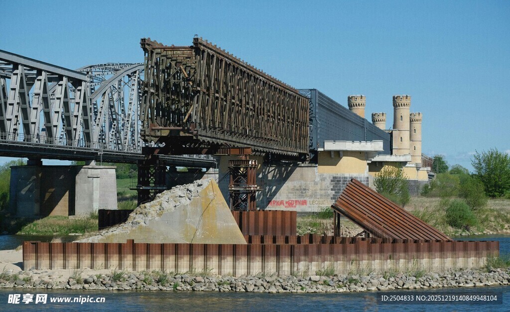 古老桥梁与周边建筑景观