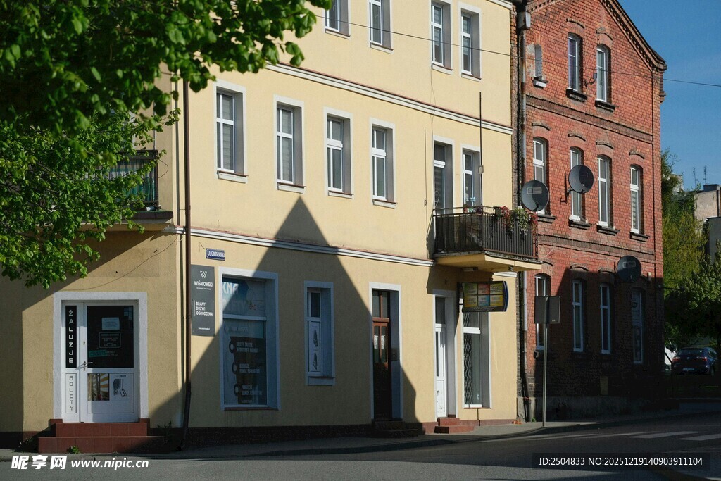 街边多彩欧式建筑风景