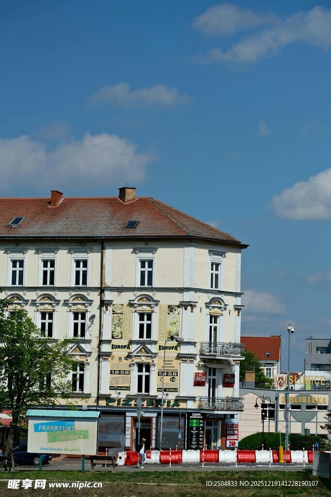 城市街边的多层白色建筑