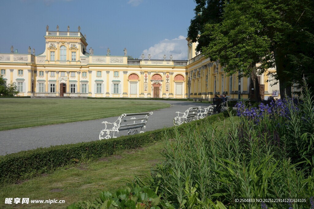 欧式宫殿旁的绿植景观