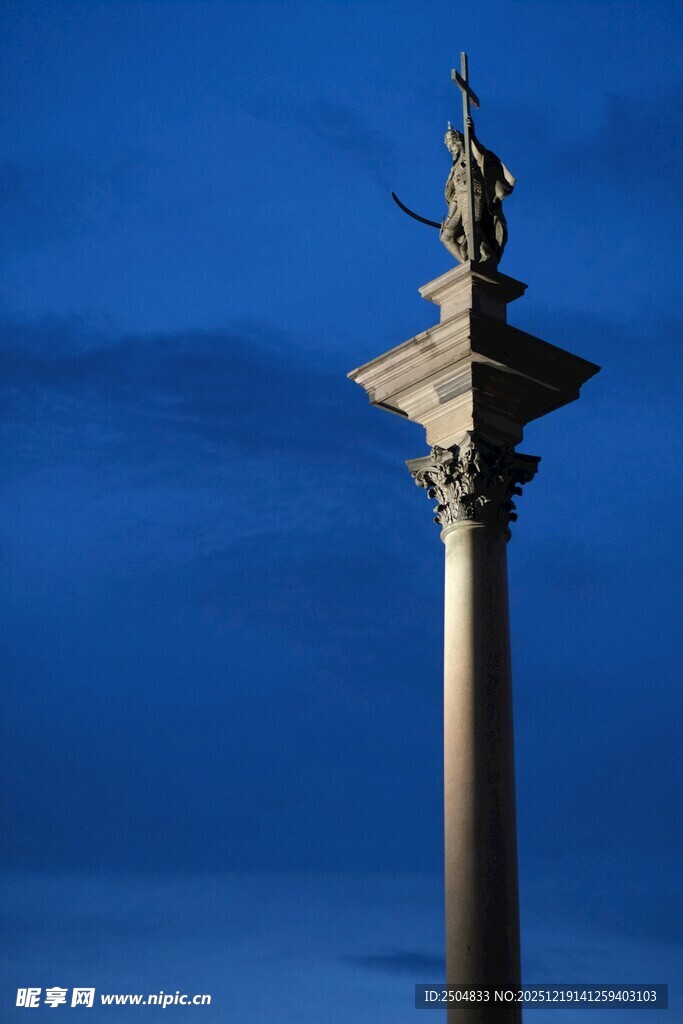 高耸立柱顶端的精美雕塑