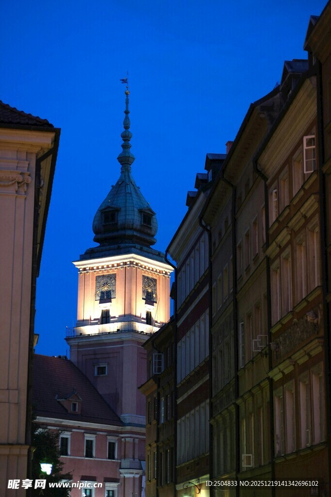 夜幕下的欧式建筑塔楼