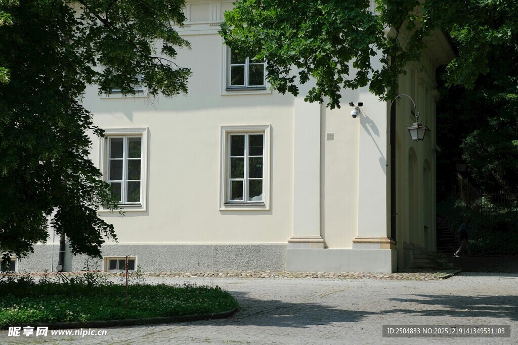 白色房屋与葱郁绿树