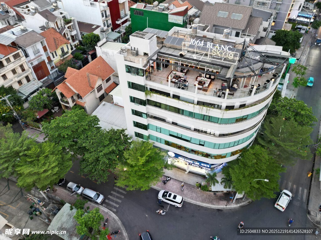 城市中独特外观的多层建筑