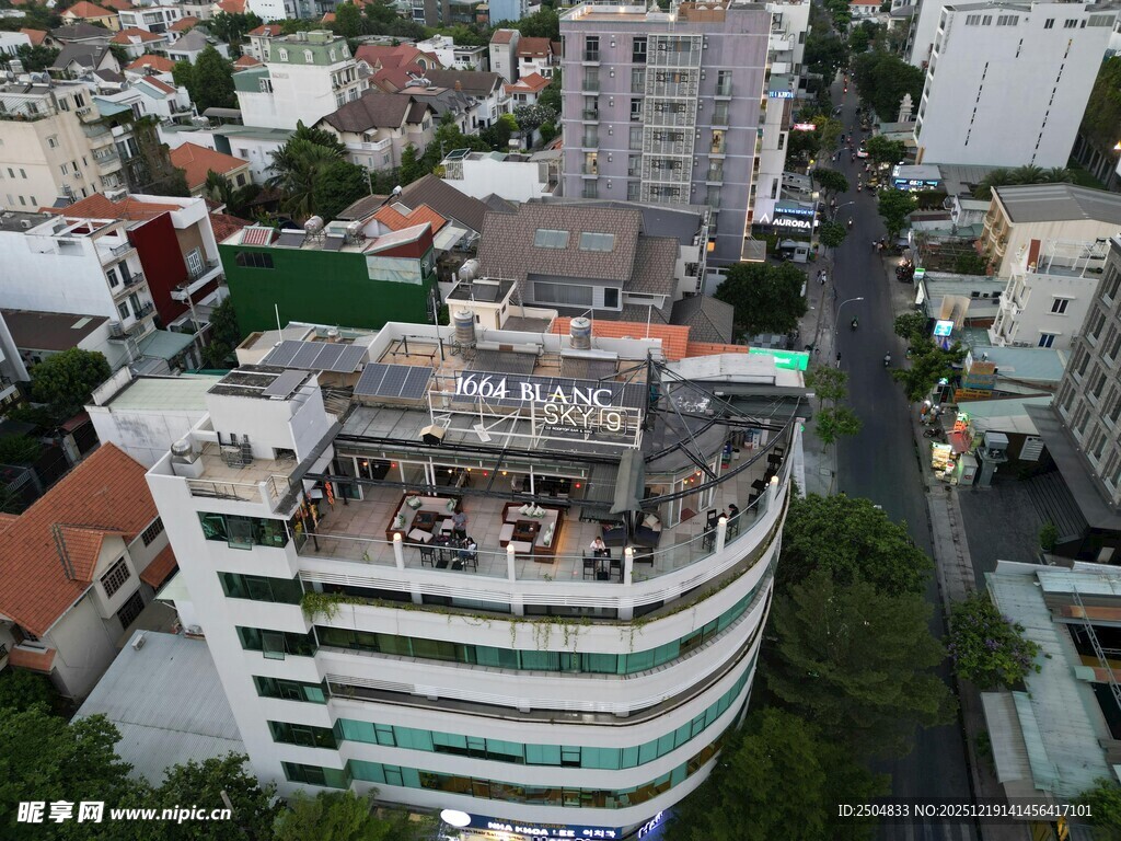 城市中独特外观的多层建筑