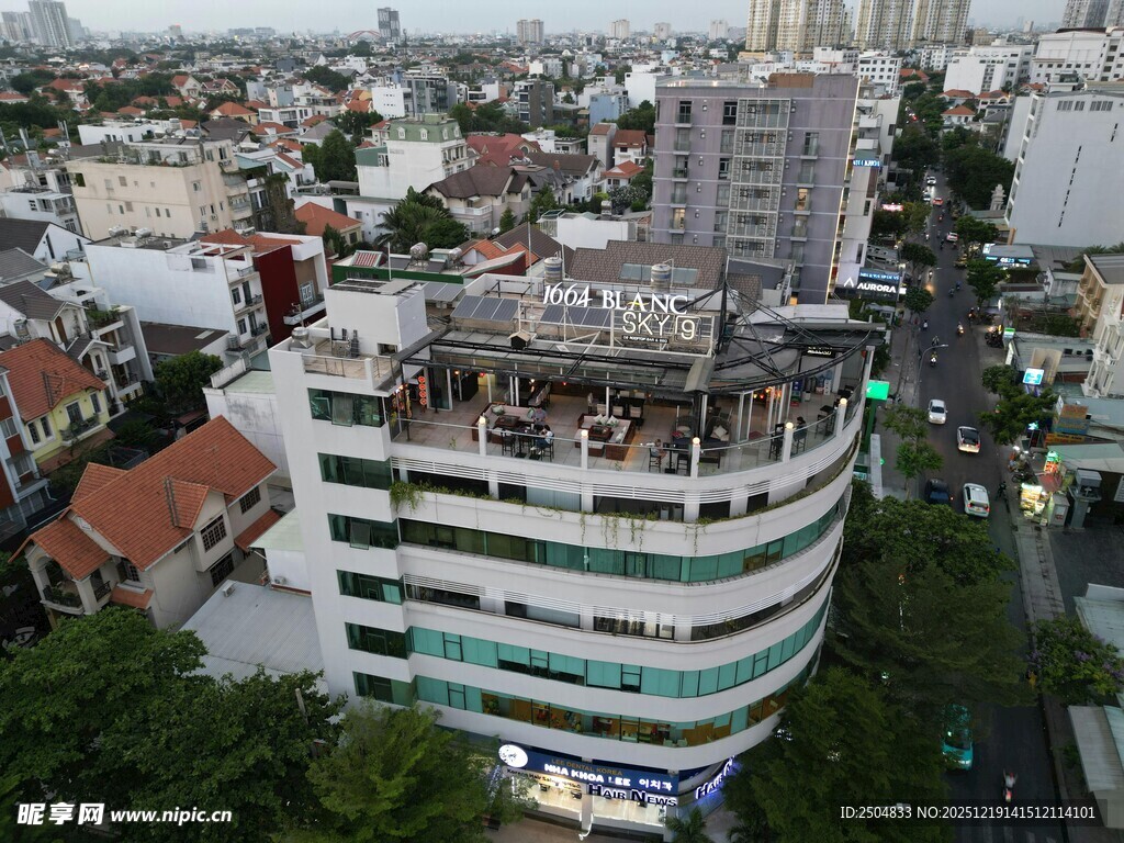 城市中独特外观的多层建筑