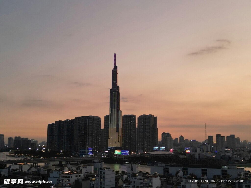 黄昏下的城市摩天大楼