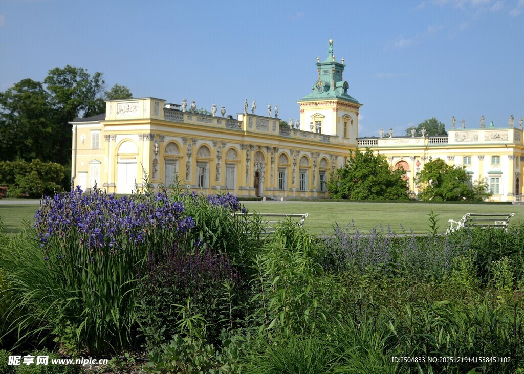 欧式宫殿旁的美丽花园