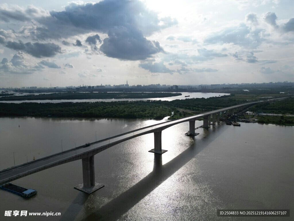 横跨水面的壮观桥梁