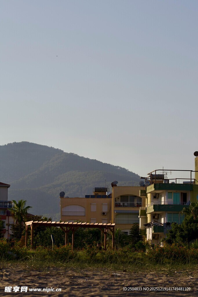 山景旁的建筑群