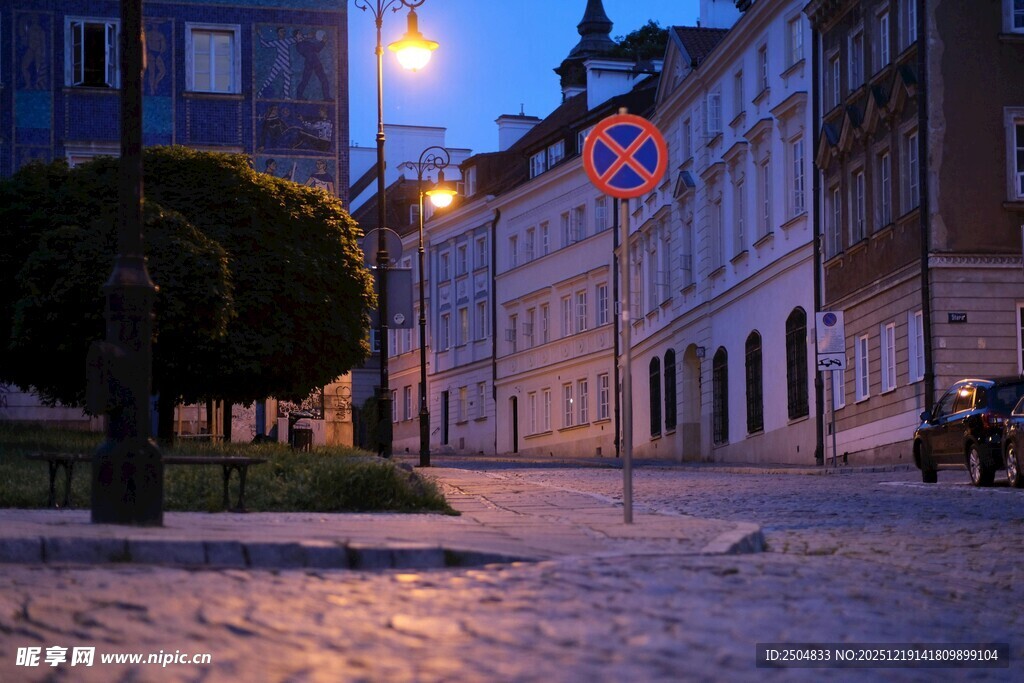 夜晚静谧的欧式街道景象