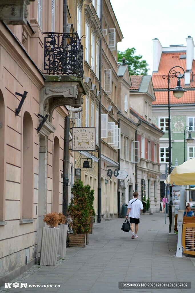 欧式街道行人漫步景象